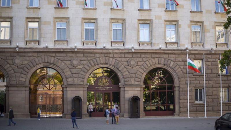 Бус с надпис "Пирогов" изкърти стълб пред президентството
